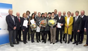 Preisträger und Jury-Mitglieder des Präventionspreises „Gruppenprophylaxe interdisziplinär“ von CP GABA und BZÄK.