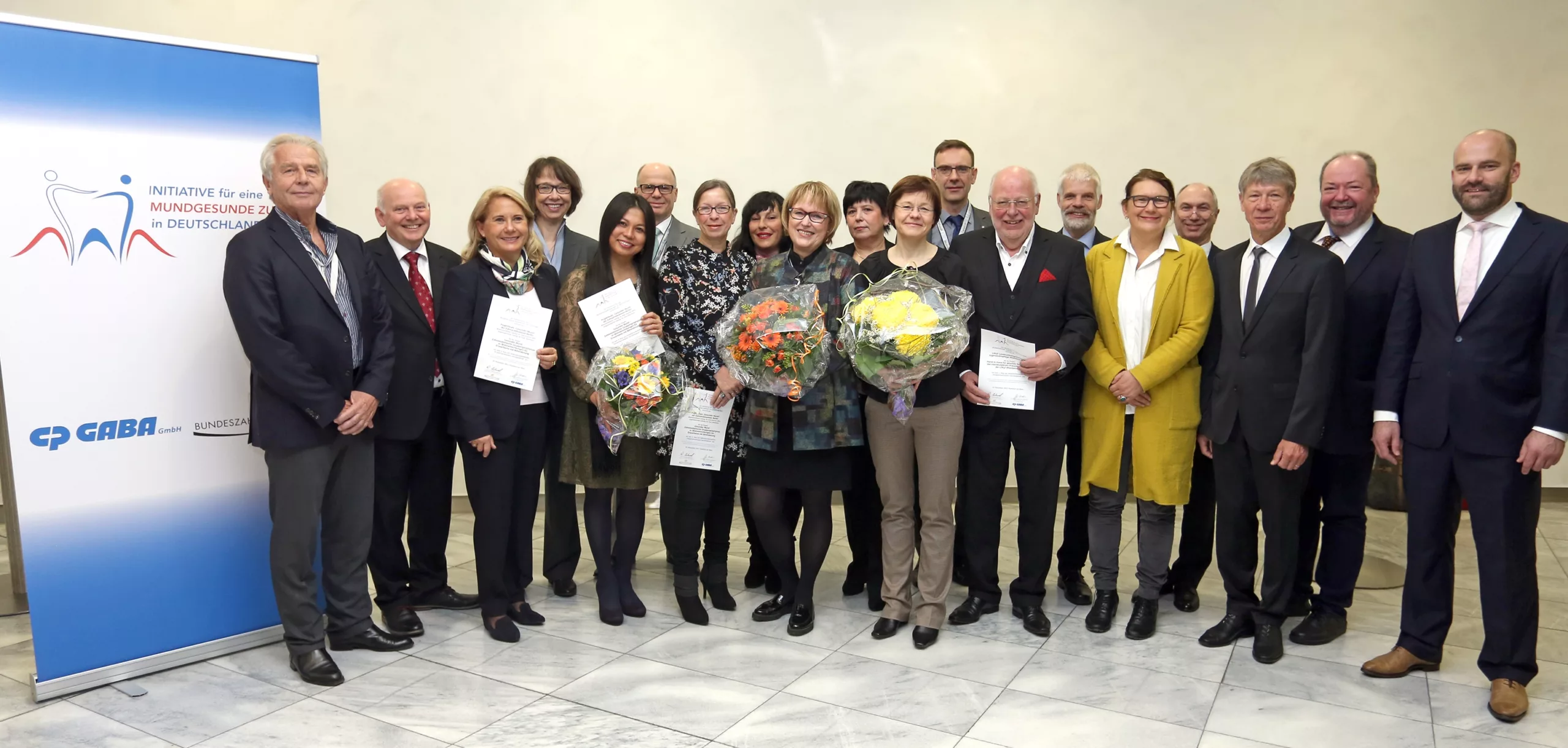 Preisträger und Jury-Mitglieder des Präventionspreises „Gruppenprophylaxe interdisziplinär“ von CP GABA und BZÄK.