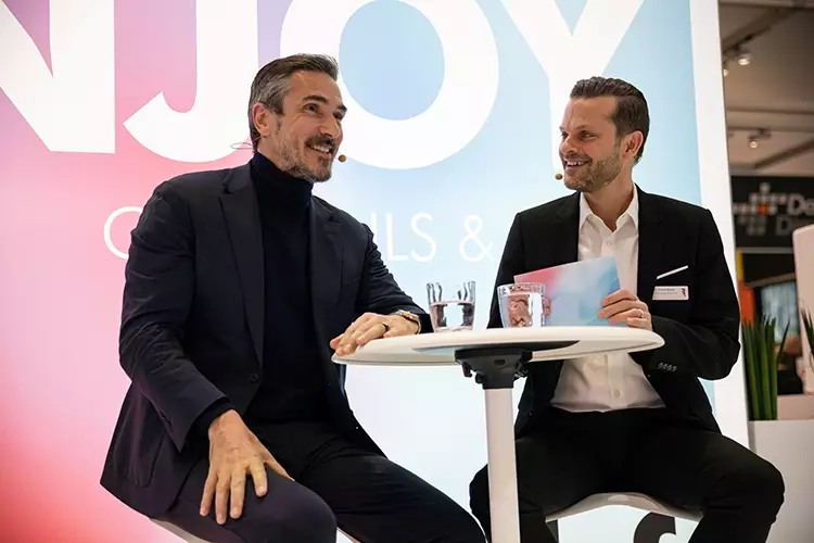 In der EASE LOUNGE spricht Dr. Nicolas Rohde, Chief Strategy Officer bei der vhf camfacture
AG mit Dr. Miguel Stanley, Gründer und klinischer Direktor der weltbekannten White Clinic.