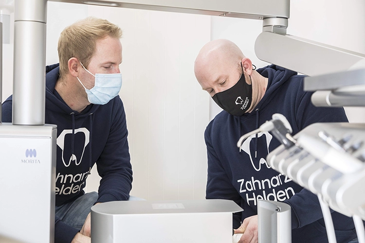 Die Zahnarzt-Helden in Aktion.