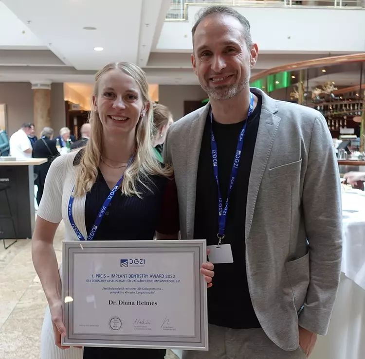 Implant Dentistry Award Gewinnerin 2023 Dr. diana Heimes und Prof. Dr. Dr. Peter Kämmerer.