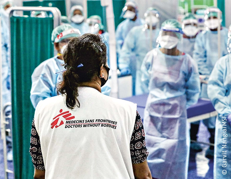 Indien: Dr. Nisha Mohan von Ärzte ohne Grenzen schult Gesundheitspersonal. Als die Covid-19-Infektionen im Land rasant ansteigen, eröffnet die Organisation mehrere Nothilfe-Projekte.