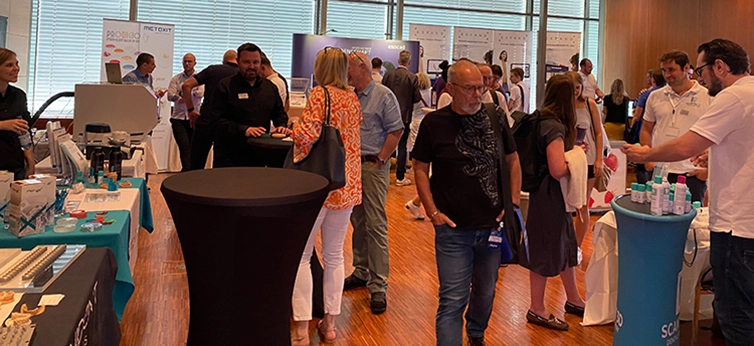 Die Industrieausstellung fand auf mehreren Ebenen statt und erfreute sich regen Interesses.