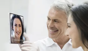 Die neue dentale Software-App IvoSmile vereinfacht Gespräche mit den Patienten.