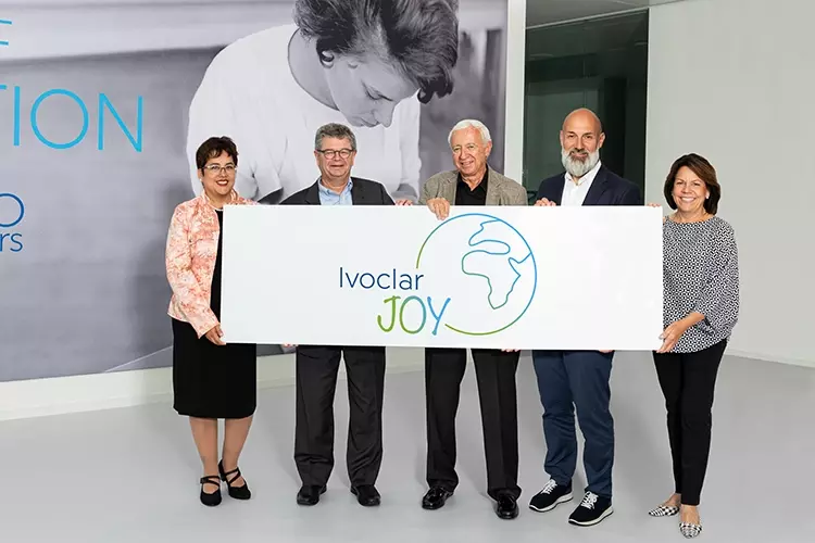 (Von l. nach r.) Dr. Tatiana Repetto-Bauckhage (Projektleitung Peru), Christian Brutzer, Chief Commercial Officer (Steering Committee), Dr. med. dent. Philipp Schneider (Projektleitung Ghana und Kambodscha), Markus Heinz, Chief Executive Officer (Steering