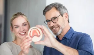 Innovation aus dem Hause Ivoclar: Mit Ivotion ist es möglich, digitale Prothesen aus einer einzigen Scheibe in einem ununterbrochenen Fräsvorgang zu fertigen, ohne auf-wendige manuelle Arbeits-schritte.