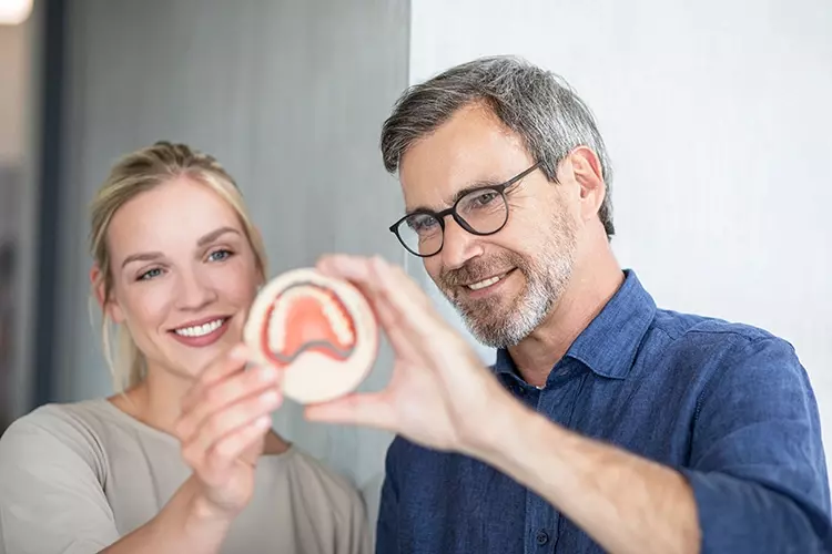Innovation aus dem Hause Ivoclar: Mit Ivotion ist es möglich, digitale Prothesen aus einer einzigen Scheibe in einem ununterbrochenen Fräsvorgang zu fertigen, ohne auf-wendige manuelle Arbeits-schritte.