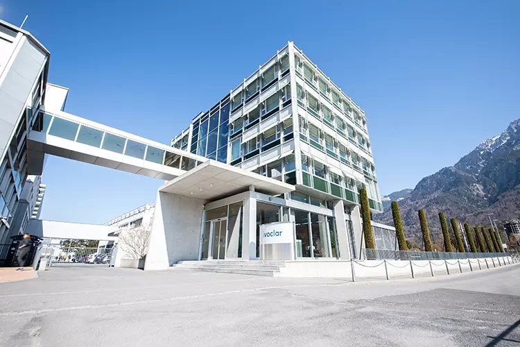 Mit 47 Tochtergesellschaften und Zweigniederlassungen liefert die Ivoclar Gruppe Produkte in rund 130 Länder und beschäftigt weltweit über 3700 Mitarbeitende.