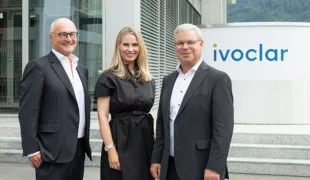 Dr. Friederike Hoffmann-Sieg (Mitte) freut sich, zusammen mit Dr. Helmut Schuster (links), Präsident des Verwaltungsrates, und Christoph Zeller (rechts), Mitglied des Verwaltungsrates und Vertreter der Unternehmerfamilie, über ihr zukünftiges Engagemen
