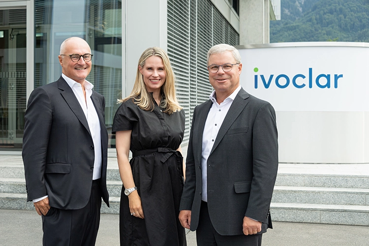 Dr. Friederike Hoffmann-Sieg (Mitte) freut sich, zusammen mit Dr. Helmut Schuster (links), Präsident des Verwaltungsrates, und Christoph Zeller (rechts), Mitglied des Verwaltungsrates und Vertreter der Unternehmerfamilie, über ihr zukünftiges Engagemen