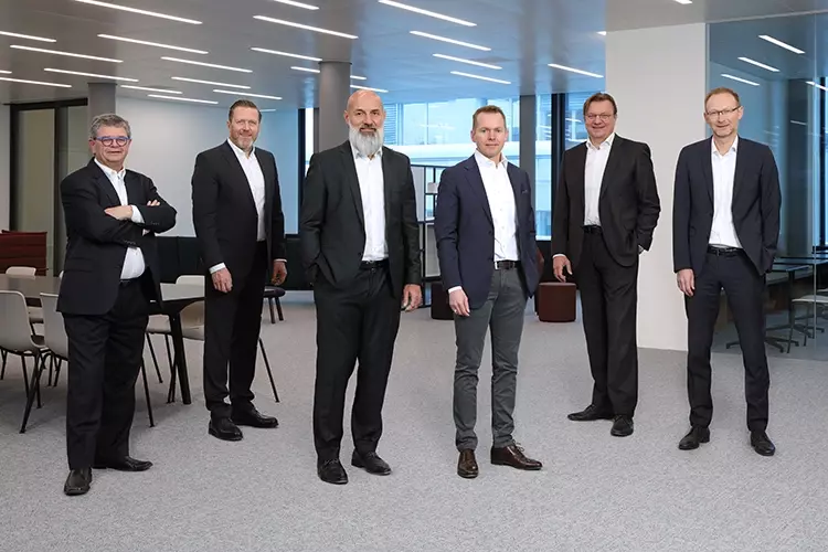 v.l.n.r. Christian Brutzer (CCO), Patric Frank (CMO), Markus Heinz (neu CEO), Diego Gabathuler (bisher CEO), Franz Berger (CFO) und Dr. Thomas Hirt (CTO).