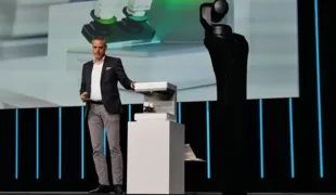 Abb. 1: Tobias Specht, Senior Director Global Business Unit Labside bei Ivoclar, bei der Vorführung des neuen PrograScan PS7.