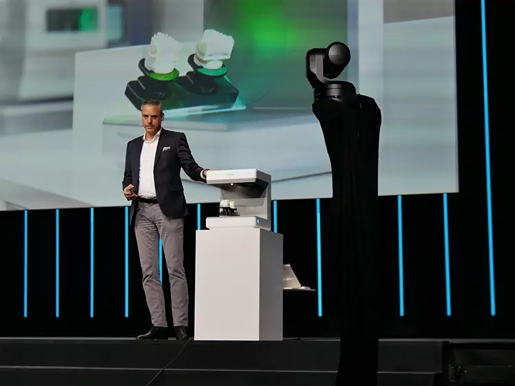 Abb. 1: Tobias Specht, Senior Director Global Business Unit Labside bei Ivoclar, bei der Vorführung des neuen PrograScan PS7.
