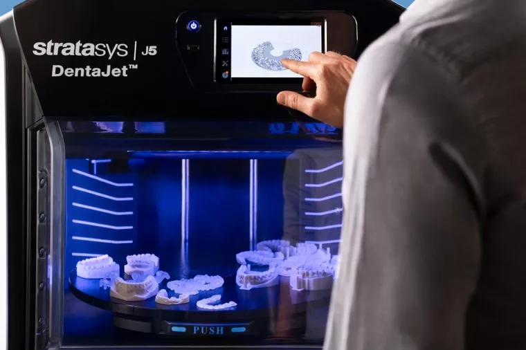 Multimaterial-3D-Drucker J5 DentaJet™ von Stratasys.