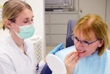Abb. 3: Anleitung zu einer adäquaten Mundhygiene:
Interdentalbürstchen sind dafür unverzichtbar. © J. Breuer