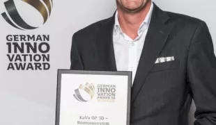 Carsten Franke, Vice President Marketing EMEA, nimmt den German Innovation Award 2018 für den KaVo OP 3D im Deutschen Technikmuseum in Berlin entgegen.