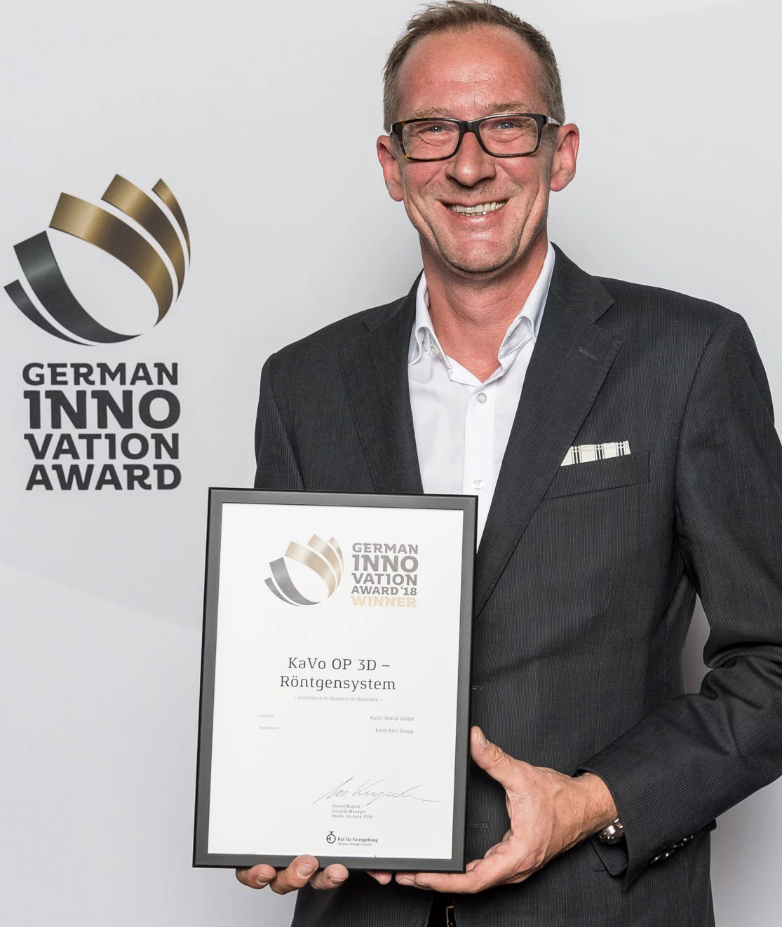 Carsten Franke, Vice President Marketing EMEA, nimmt den German Innovation Award 2018 für den KaVo OP 3D im Deutschen Technikmuseum in Berlin entgegen.