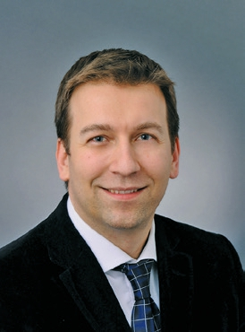 Prof. Dr. Dr. h.c. Adrian Kasaj, M.Sc. ist außerplanmäßiger Professor und leitender Oberarzt der Poliklinik für Parodontologie und Zahnerhaltung der Universitätsmedizin Mainz sowie Spezialist für Parodontologie (2006 DGParo, 2007 European Dental Association, EDA). Sein Know-how und seine wissenschaftlichen Arbeiten vertiefte Kasaj während Forschungsaufenthalten am Department of Periodontology an der Goldman Dental School, Boston University und am Department of Periodontology an der Ohio State University, Columbus. Die Universität Victor Babes in Timisoara, Rumänien, verlieh dem Zahnmediziner 2014 die Ehrendoktorwürde (Dr. h.c.). Er ist dort Gastprofessor (Professor Invitat) an der Abteilung für Parodontologie. 2010 bis 2018 war Prof. Kasaj Vorstandsmitglied der neuen Arbeitsgruppe Parodontologie (NAgP). Im Jahr 2014 erfolgte der erfolgreiche Abschluss des postgradualen Studienganges „Master of Science in Oral Implantology“ (DGI). Zu seinen Forschungsschwerpunkten zählen die Bereiche „Plastisch-ästhetische Parodontalchirurgie“, „Knochenersatzmaterilien in der regenerativen Parodontalchirurgie“ sowie adjuvante antimikrobielle Therapieansätze in der Parodontologie.