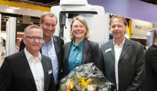 Die Gewinnerin Frau Dr. Astrid Buschmann nahm freudestrahlend auf der IDS von den KaVo-Mitarbeitern den Hauptpreis entgegen.
