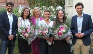 Die Preisträger: (v.l.) Zahnarzt Moataz Bayadse , Dr. Christine Yazigi, Dr. Caroline Gommel (Vorstandsmitglied der AGK), Zahnärztin Julia Pfister, Zahnärztin Alina Schultheis und Dr. Lukas Westenberger.