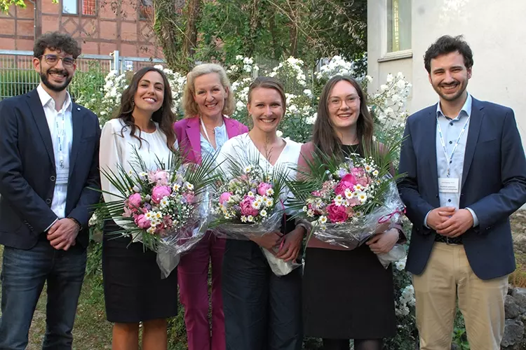 Die Preisträger: (v.l.) Zahnarzt Moataz Bayadse , Dr. Christine Yazigi, Dr. Caroline Gommel (Vorstandsmitglied der AGK), Zahnärztin Julia Pfister, Zahnärztin Alina Schultheis und Dr. Lukas Westenberger.