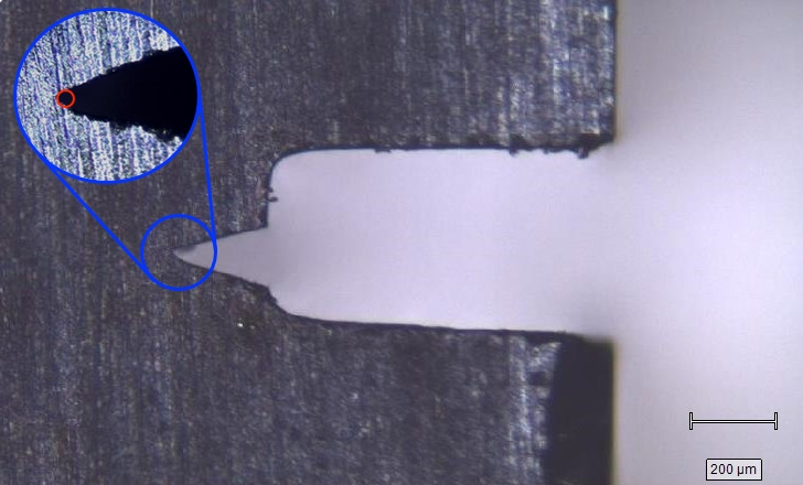 Abb. 5: Kerbe nach SEVNB-Verfahren mit Darstellung des Kerbgrundradius (roter Kreis).