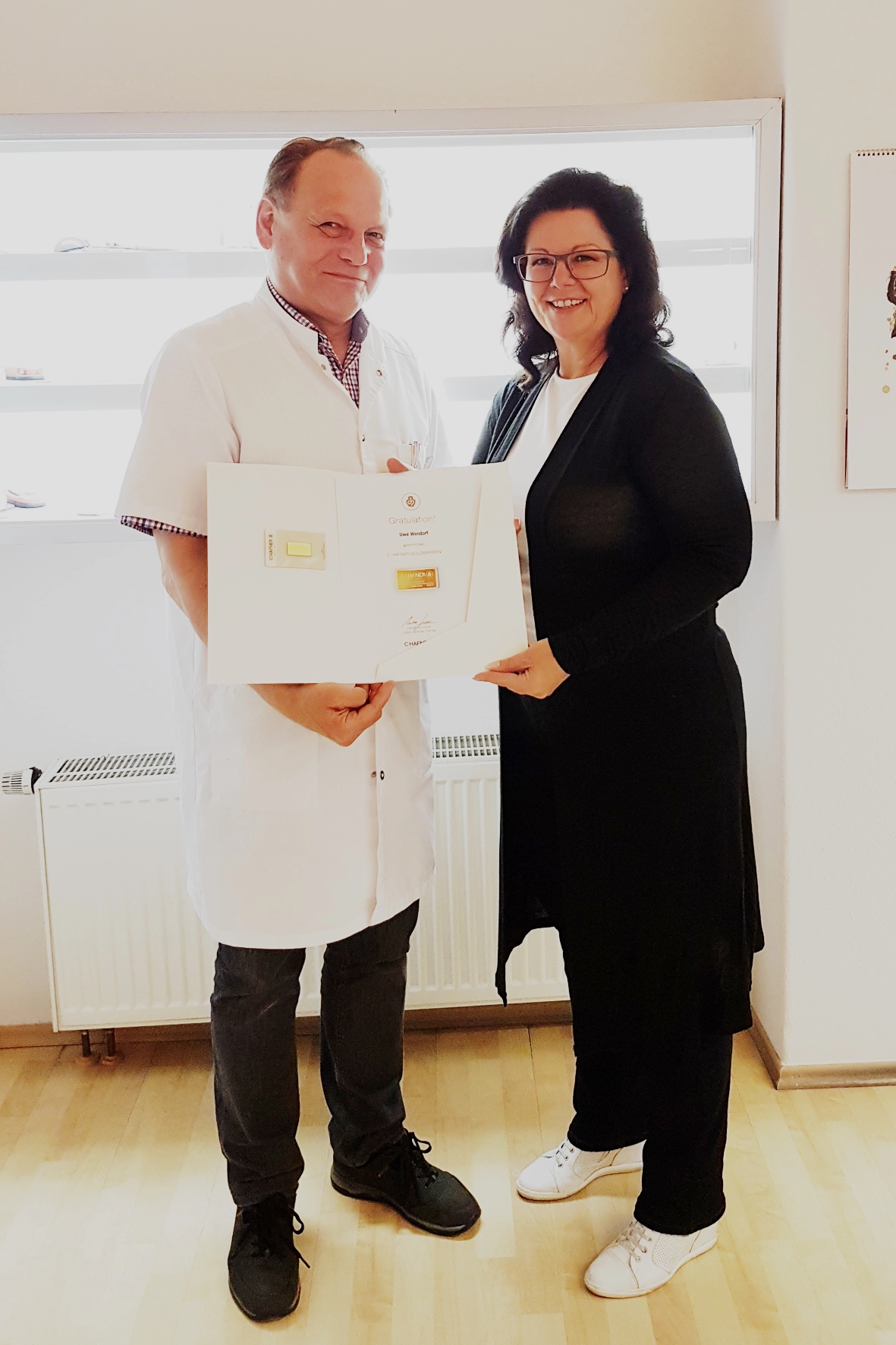 Kerstin Bender (C.HAFNER) überreicht den Goldbarren an Uwe Wendorf in Pirna.