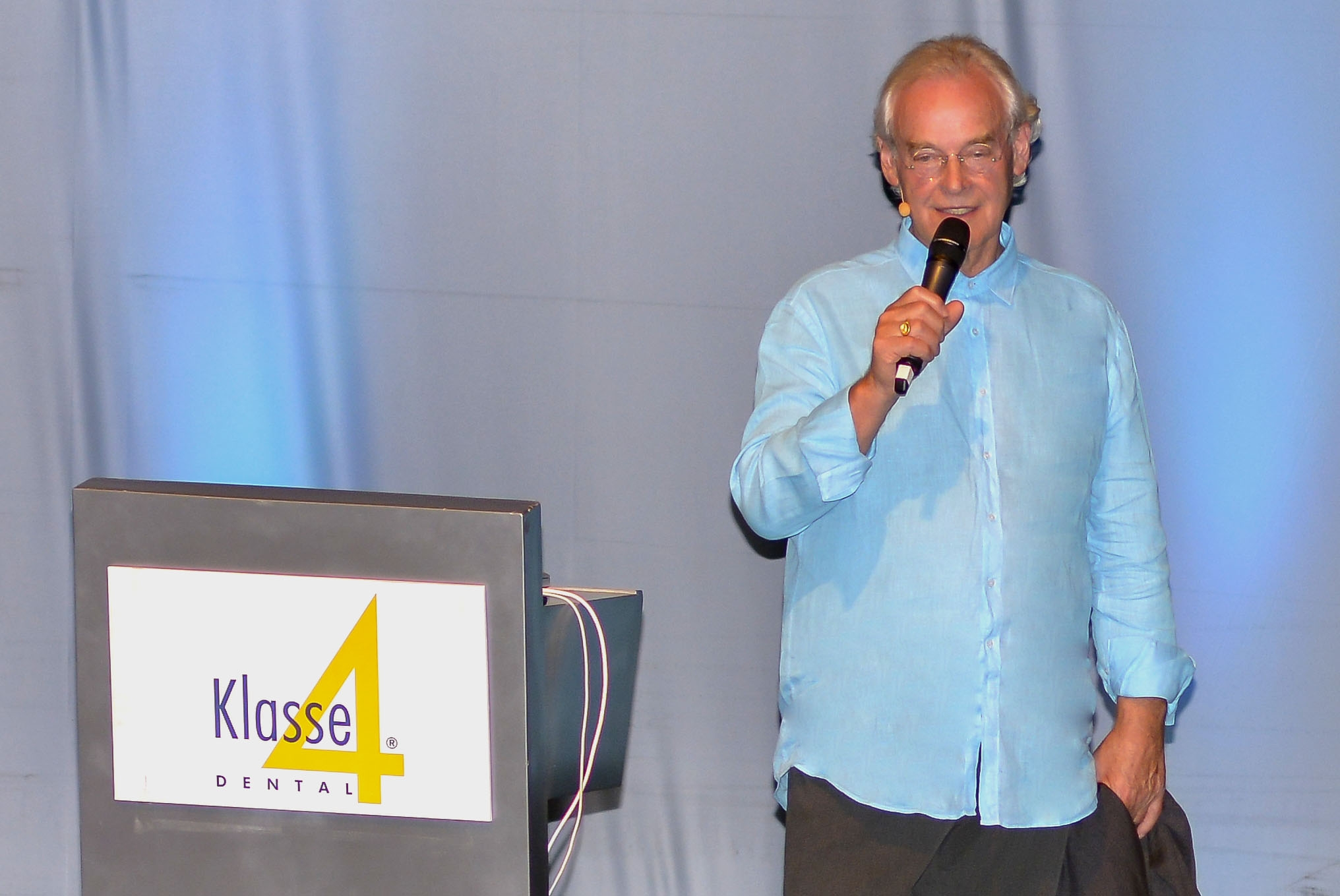 Abb. 1: Mit atmosphärischer Musik und den Lehren des Dalai Lama stimmte Klaus Müterthies das Publikum auf seinen Vortrag ein.