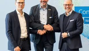 Michael Göllnitz, Geschäftsführer der Amann Girrbach GmbH (mittig im Bild) mit den beiden Geschäftsführern der CAMLOG Vertriebs GmbH, Markus Stammen (links im Bild) und Martin Lugert (rechts im Bild).