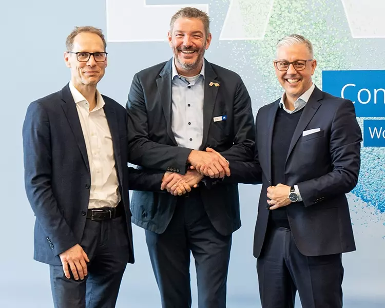 Michael Göllnitz, Geschäftsführer der Amann Girrbach GmbH (mittig im Bild) mit den beiden Geschäftsführern der CAMLOG Vertriebs GmbH, Markus Stammen (links im Bild) und Martin Lugert (rechts im Bild).