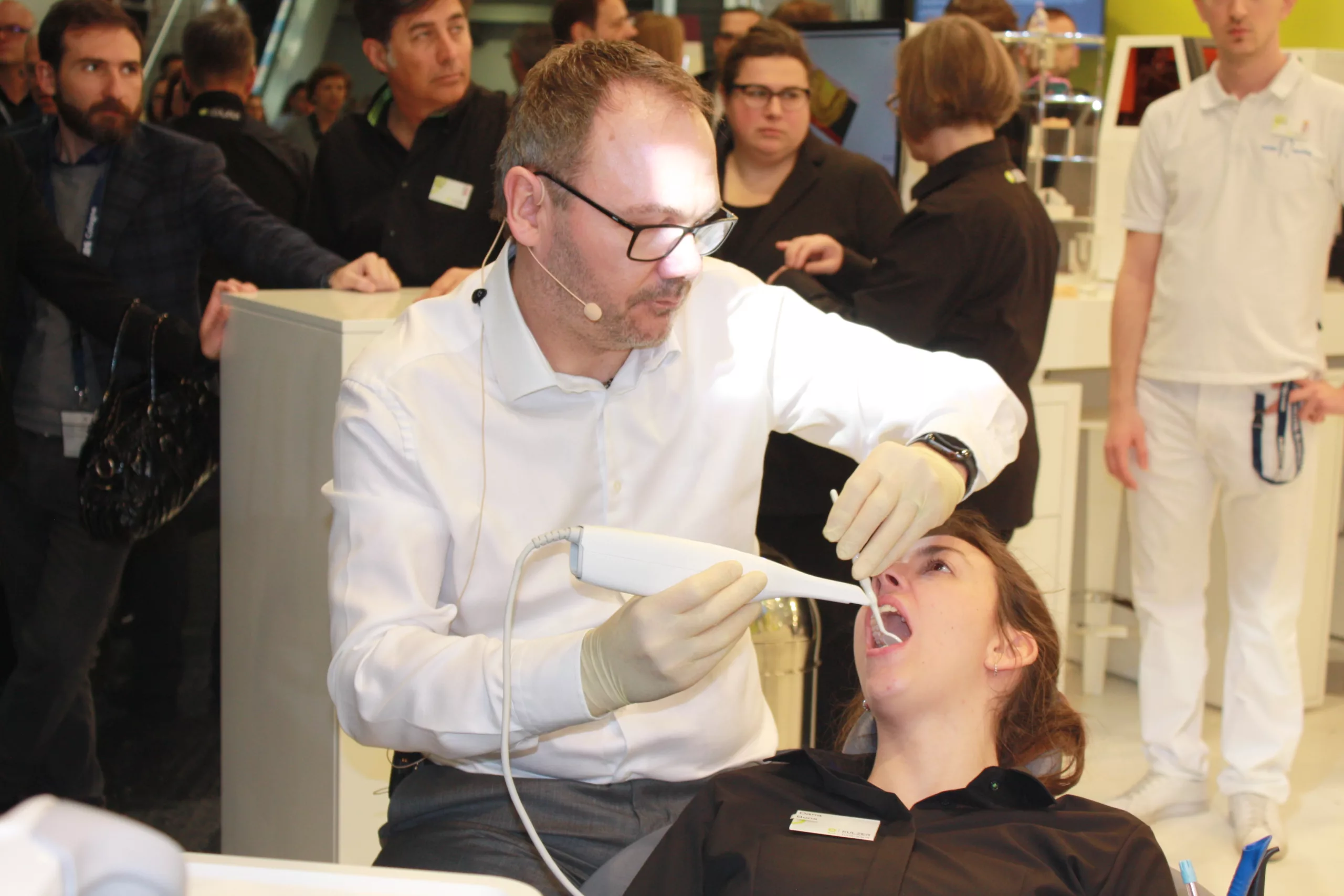 Dr. Ingo Baresel, Präsident der Deutschen Gesellschaft für digitale orale Abformung (DGDOA), präsentierte den Scanvorgang mit dem cara i500.