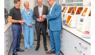 CIMO Dr. Sascha Cramer von Clausbruch, die Geschäftsführerin der Hanau Wirtschaftsförderung Erika Schulte, CEO Marc Berendes sowie Oberbürgermeister Claus Kaminsky bei der Einweihung in Hanau.