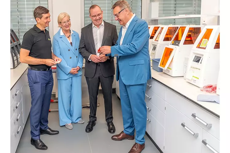 CIMO Dr. Sascha Cramer von Clausbruch, die Geschäftsführerin der Hanau Wirtschaftsförderung Erika Schulte, CEO Marc Berendes sowie Oberbürgermeister Claus Kaminsky bei der Einweihung in Hanau.