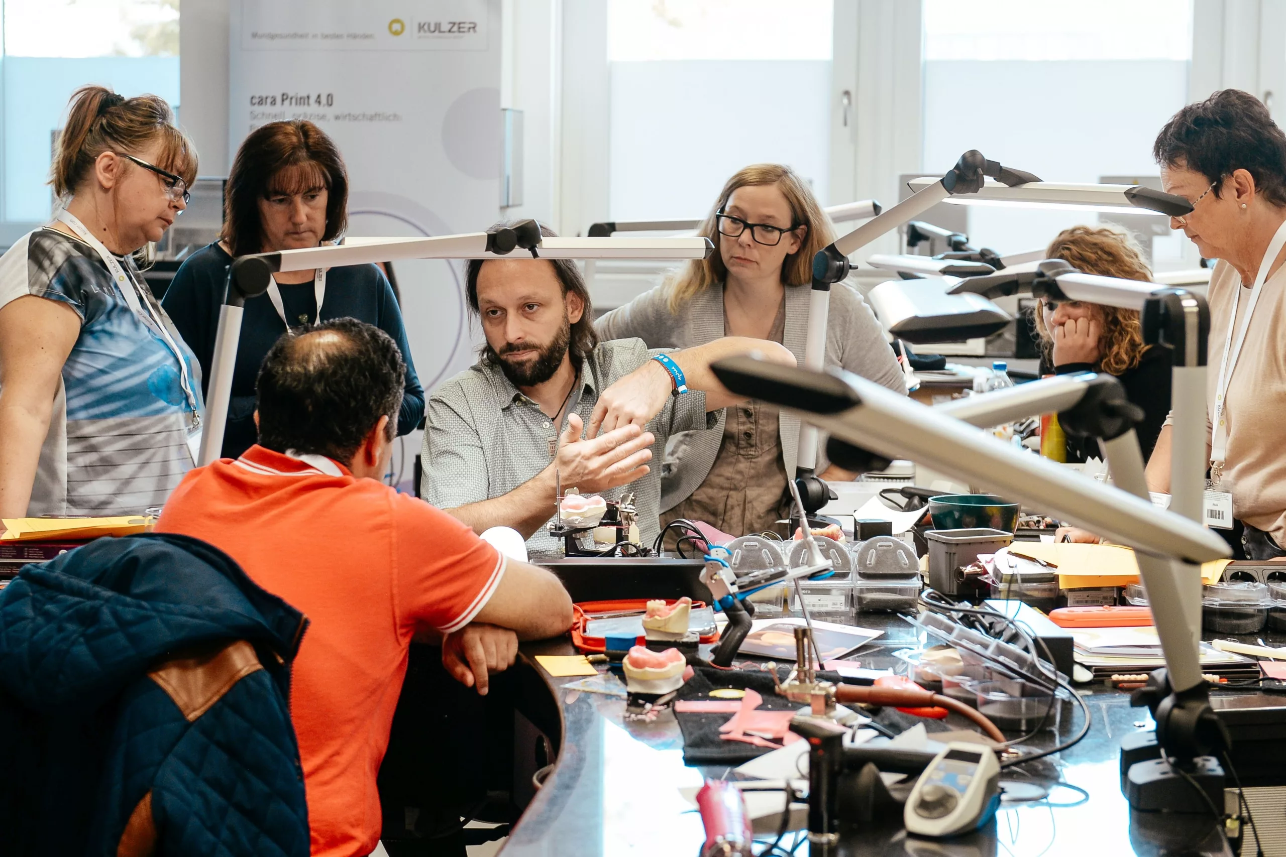 ZTM Kai Franke zeigte den Kursteilnehmer die richtige Kontaktposition der einzelnen Zähne im Modell.