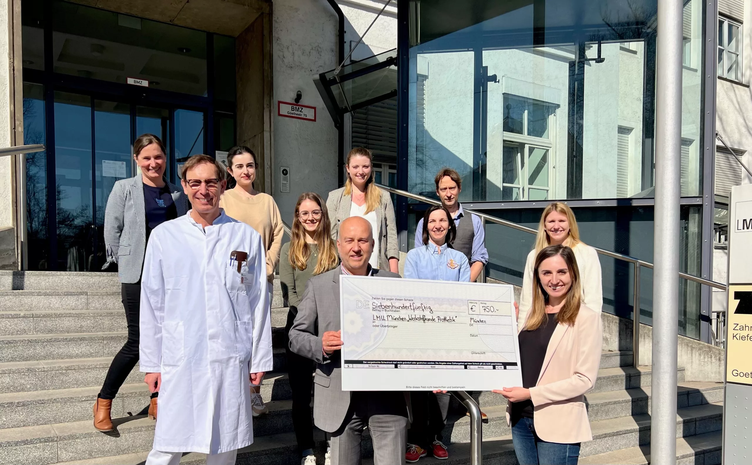 Das Team Werkstoffkunde der Poliklinik für zahnärztliche Prothetik an der LMU München.