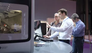 Besucher erlebten die neuesten Entwicklungen in der Zahntechnik auf dem Zahntechniker-Kongress in Frankfurt.