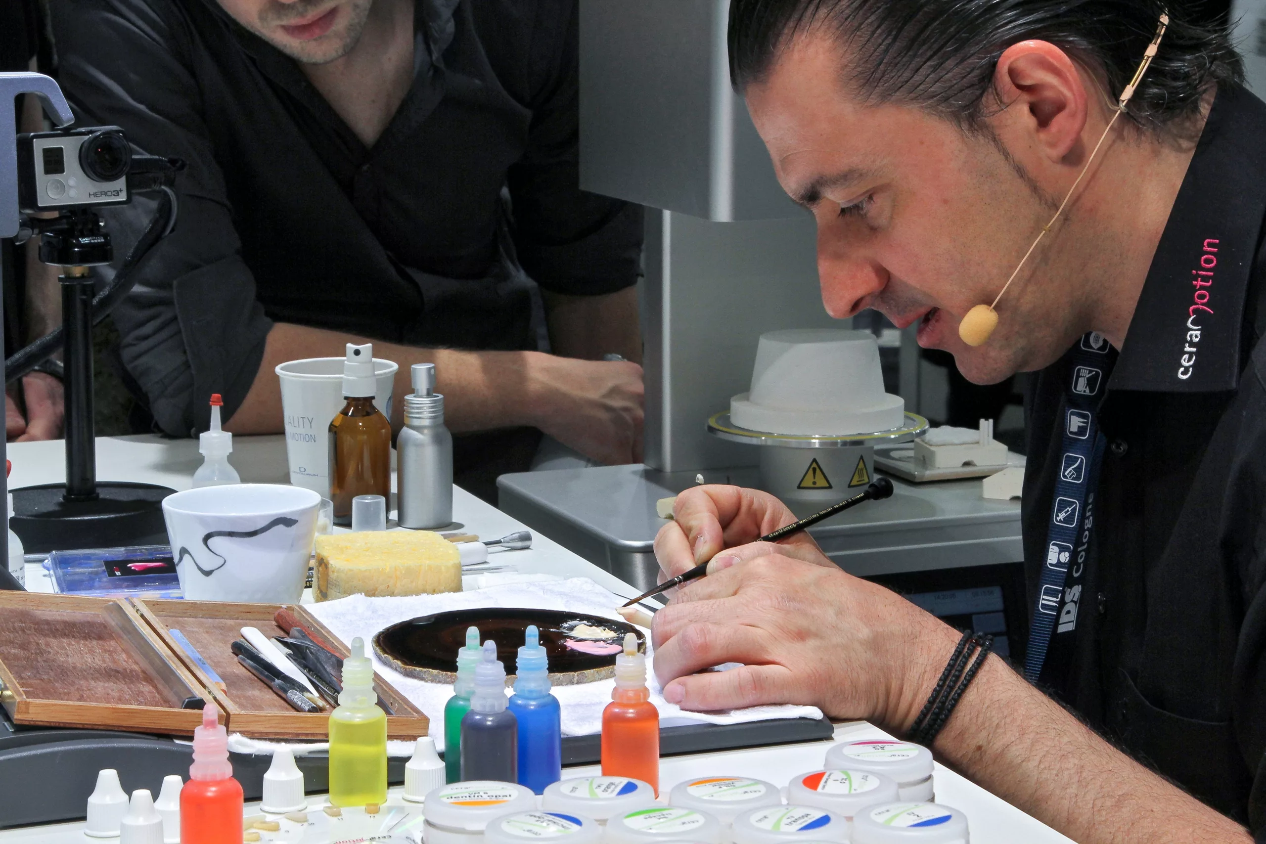 ZTM Haristos Girinis in Aktion auf dem IDS Messestand von Dentaurum.