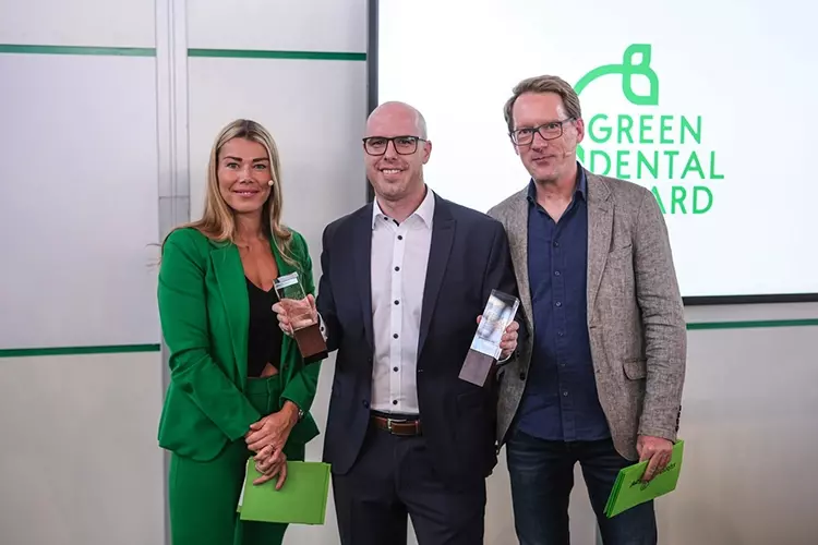 Lucas Kehl, Head of Product der vhf camfacture AG, freut sich bei der Verleihung der Green Dental Awards 2023 über gleich 2 Auszeichnungen. EASE CLASS gewann in den Nachhaltigkeitskategorien  Best Product und Best Lab.