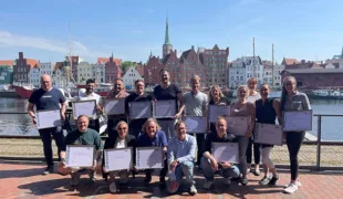Erfolgreiche Teilnehmer der Fortbildungsreihe „Implantologie step by step“ in Lübeck, 2022.