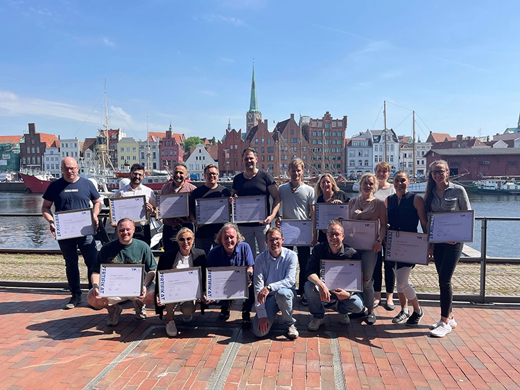 Erfolgreiche Teilnehmer der Fortbildungsreihe „Implantologie step by step“ in Lübeck, 2022.