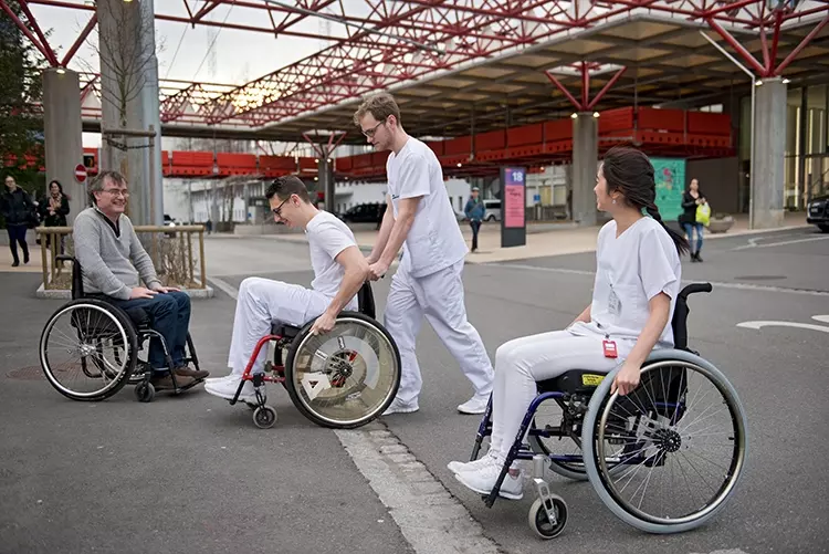 Oftmals kann es erforderlich werden, dass die Behandlung im Rollstuhl stattfinden muss.
