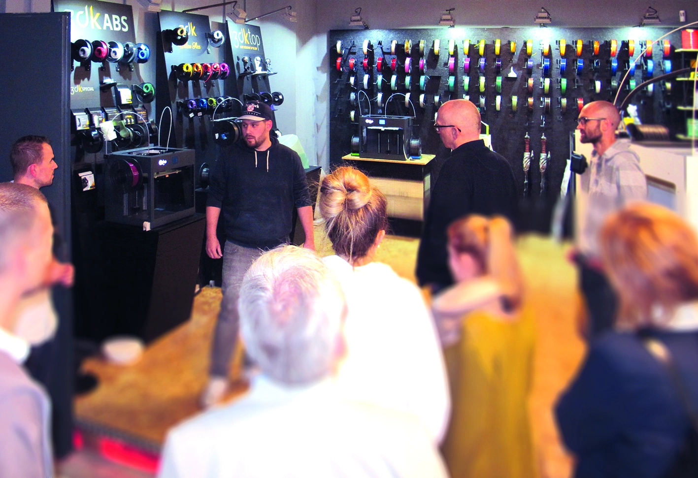 Impression von einer vergangenen Innungsversammlung mit anschließender Führung durch ein Berliner Innovations-Lab mit Informationen zum 3D-Druck.