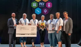 Deutschlands bestes Praxisteam 2022: Das Team der Landarztpraxis Dr. Rühlmann mit dem MFA-Award 2022. V.l.n.r.: T. Egenberger, Geschäftsführer v. PKV, T. Windolf-Schneider, Ch. Maaß, B. Wittich, K. Bommer, K. Pawlack und Betreuerin I. Schluckebier.