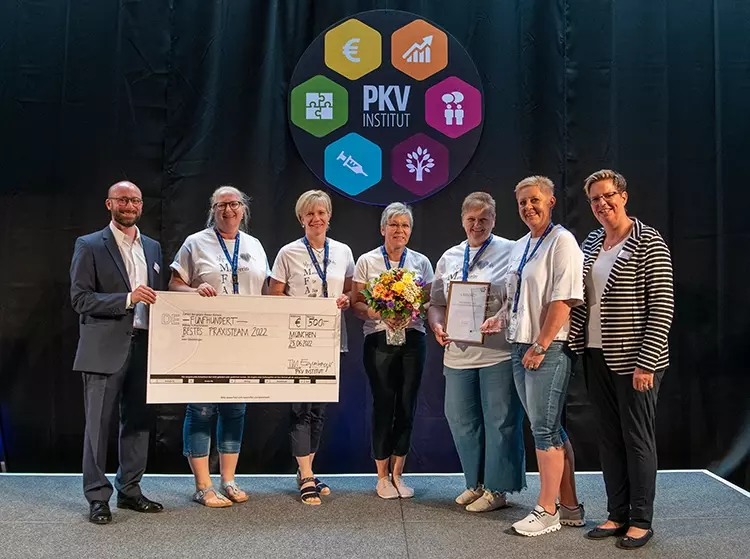 Deutschlands bestes Praxisteam 2022: Das Team der Landarztpraxis Dr. Rühlmann mit dem MFA-Award 2022. V.l.n.r.: T. Egenberger, Geschäftsführer v. PKV, T. Windolf-Schneider, Ch. Maaß, B. Wittich, K. Bommer, K. Pawlack und Betreuerin I. Schluckebier.