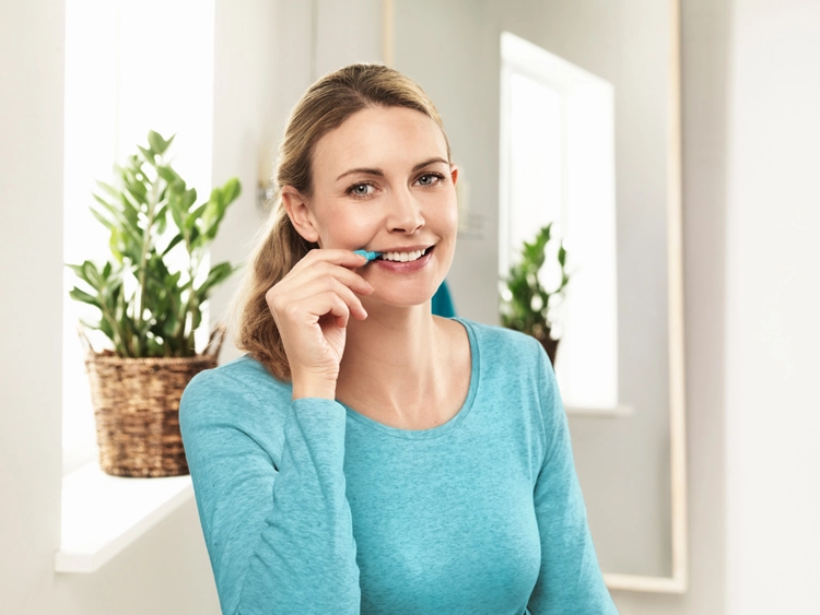 Im Vergleich zu Zahnhölzern, Zahnseide und Interdentalsticks gelten Interdentalbürsten als effektivstes Instrument zur gründlichen Zahnzwischenraumpflege.