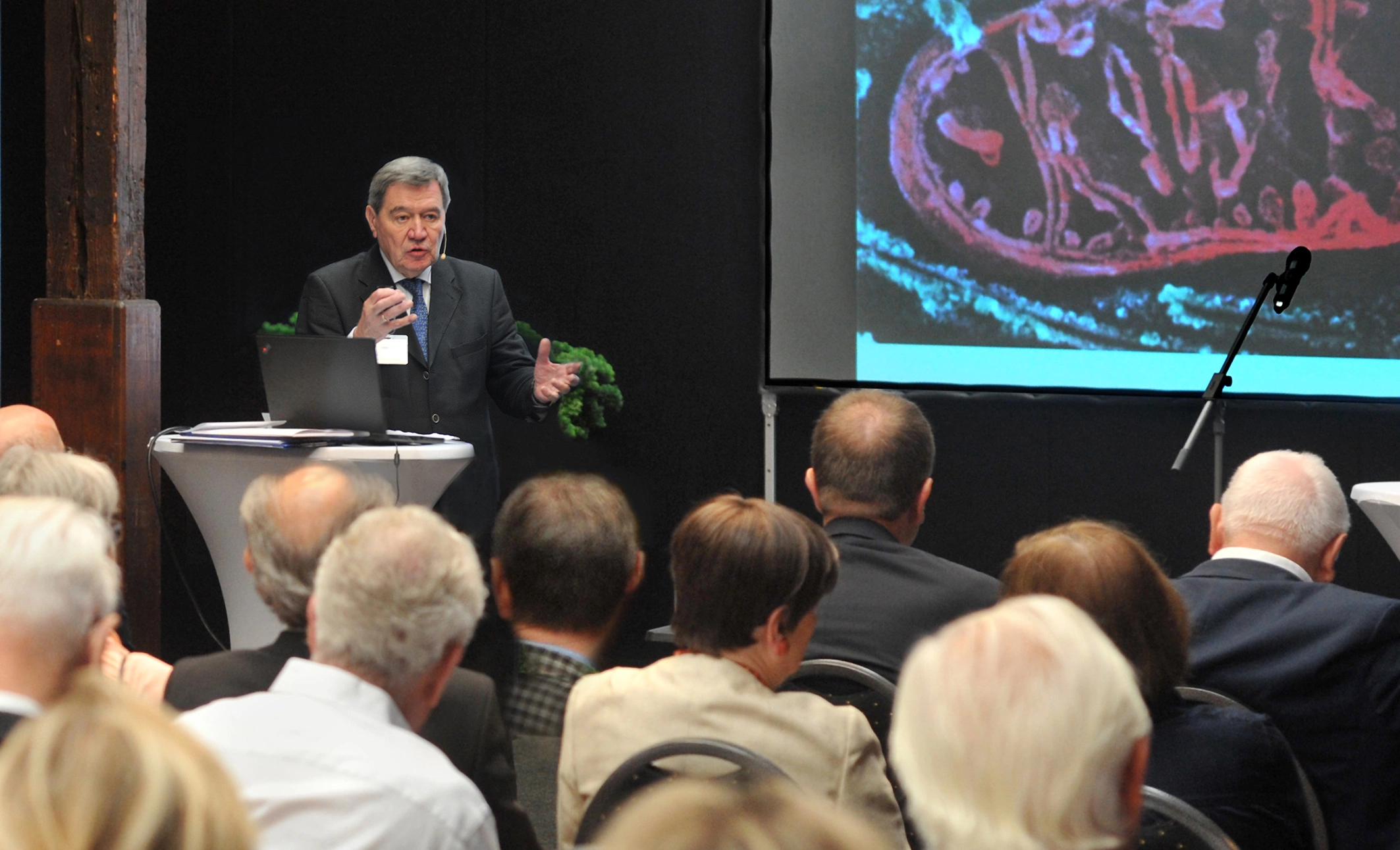 Dr. Franz Enzmann: Studie belegt die Wirksamkeit bei Gingivitis und Parodontitis.