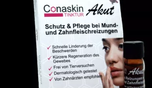 Umweltschonende Bambus-Wattestäbchen zum Auftragen liegen der Packung Conaskin Tinktur Akut bei.