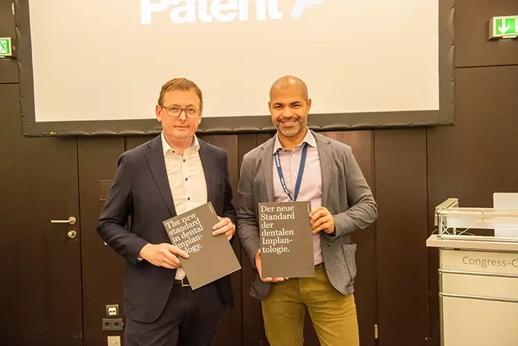 Marco Waldner, CEO und Gründer von Zircon Medical, präsentierte die erste Langzeitstudie zu zweiteiligen Zirkonimplantaten; Patent™ Anwender Prof. Dr. med. dent. Marcel Wainwright stand für Fragen zur Verfügung.