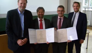 V. l.: Studienleiter Prof. Bernd Kordaß und die „Prüflinge“ Josef Reitmeier und Josef Schweiger mit ihren Masterurkunden sowie PD Jan-Frederic Güth (LMU, Mitglied im Prüfungsausschuss).