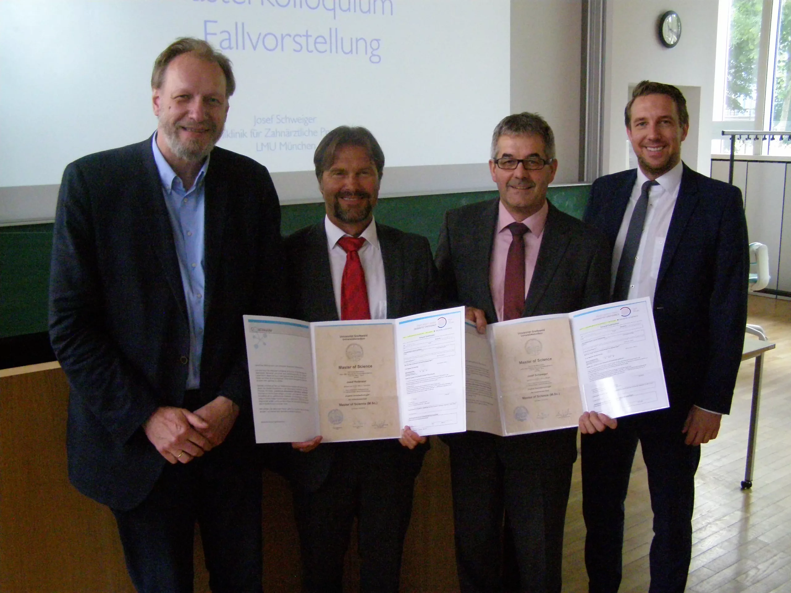 V. l.: Studienleiter Prof. Bernd Kordaß und die „Prüflinge“ Josef Reitmeier und Josef Schweiger mit ihren Masterurkunden sowie PD Jan-Frederic Güth (LMU, Mitglied im Prüfungsausschuss).